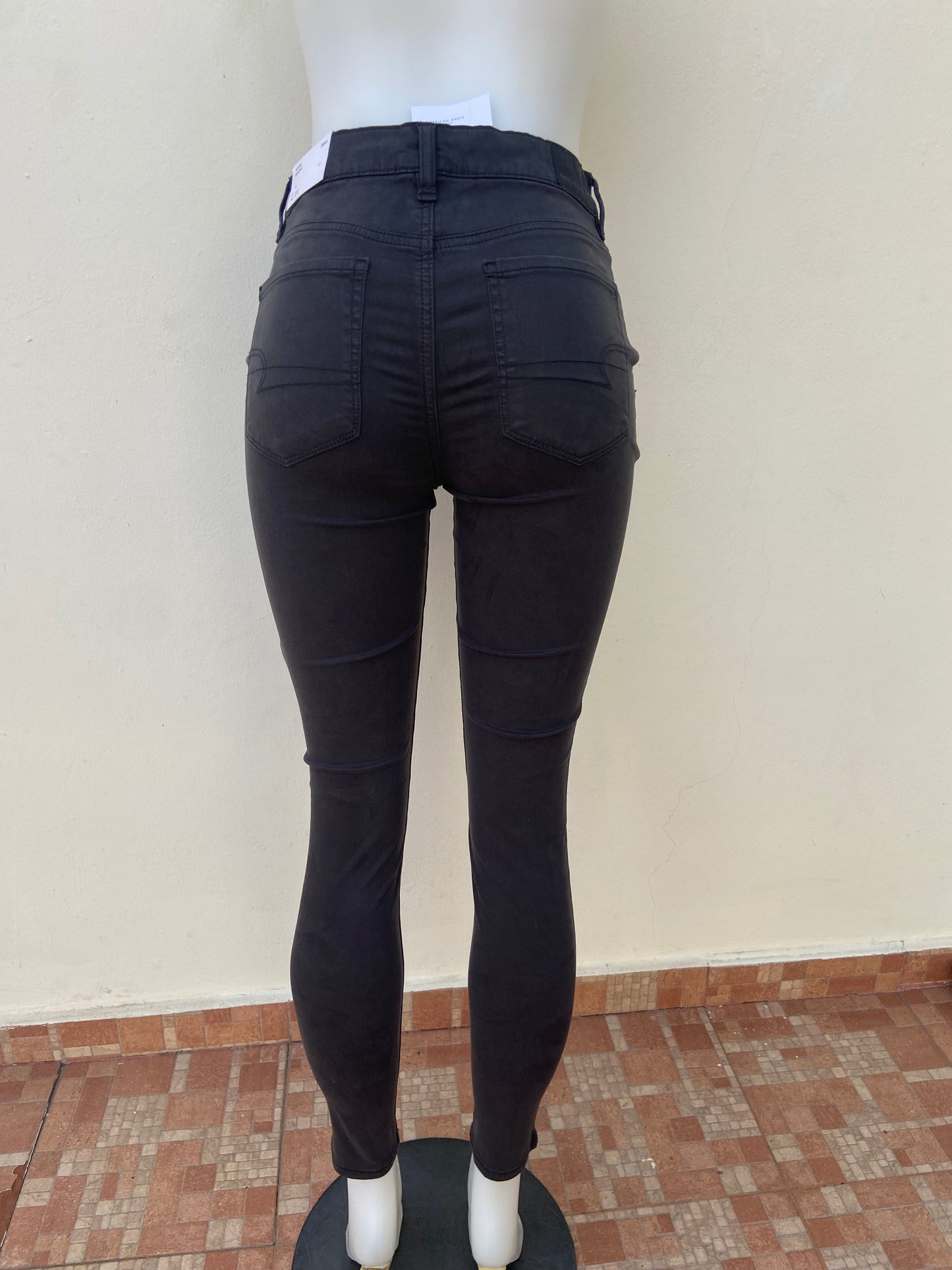 Pantalon jeans American Eagle original de color negro opaco liso STRET