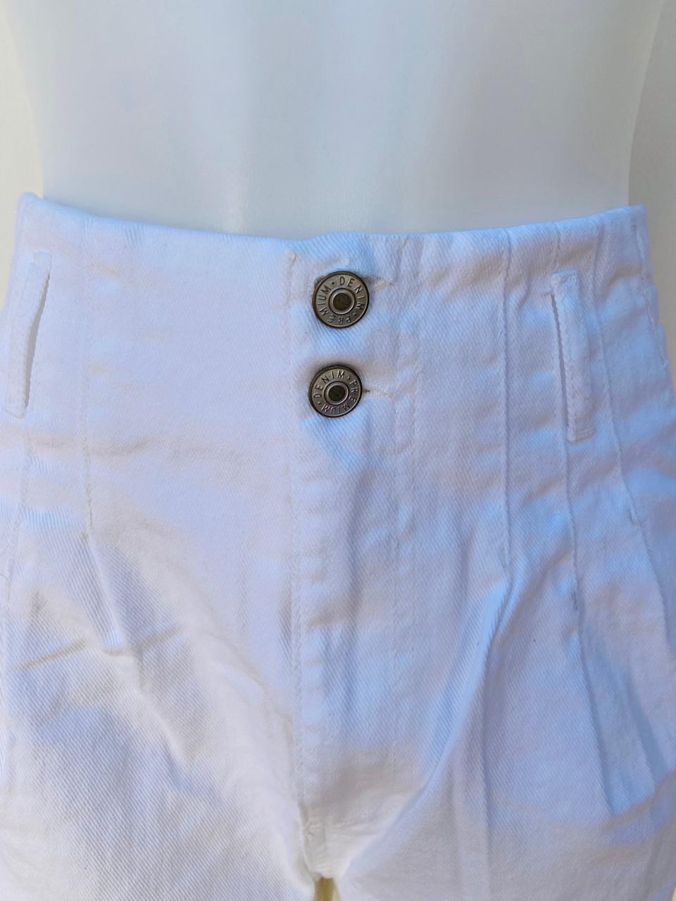 Short Fashion Nova origina, blanco talla alta con dos botones en en el centro con letras PREMIUM DENIM, con dobladillo estilo mom short WAIST DENIM