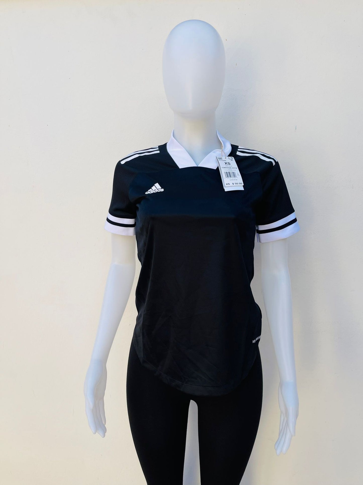 T-shirt Adidas original de color negro con raya blancas de n las mangas cuello de color blanco diseño de logo y letra ADIDAS en color blanco al frente en tela deportiva