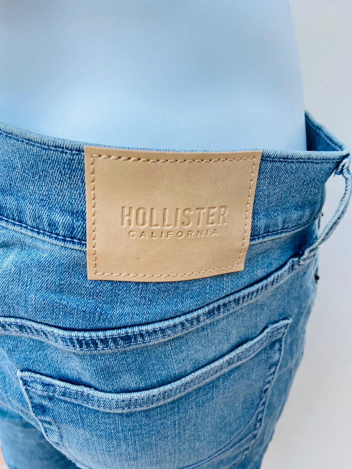 Pantalón Hollister original azul poco degradado con rasgados ADVANCED STRETCH STACKED SKINNY