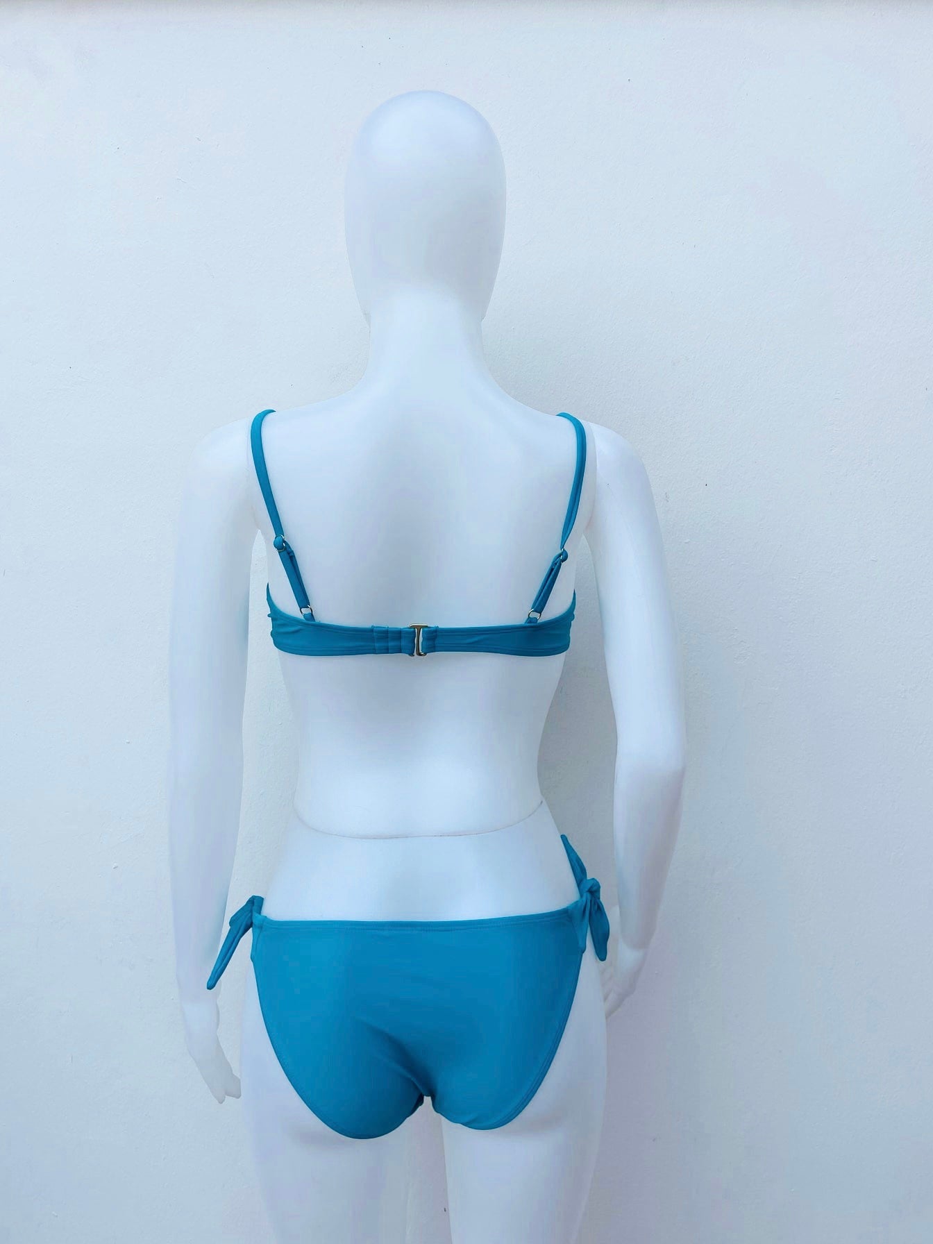 Biquini Rue 21 original azul con diseño de lazo al frente del bra y a los lados del panti
