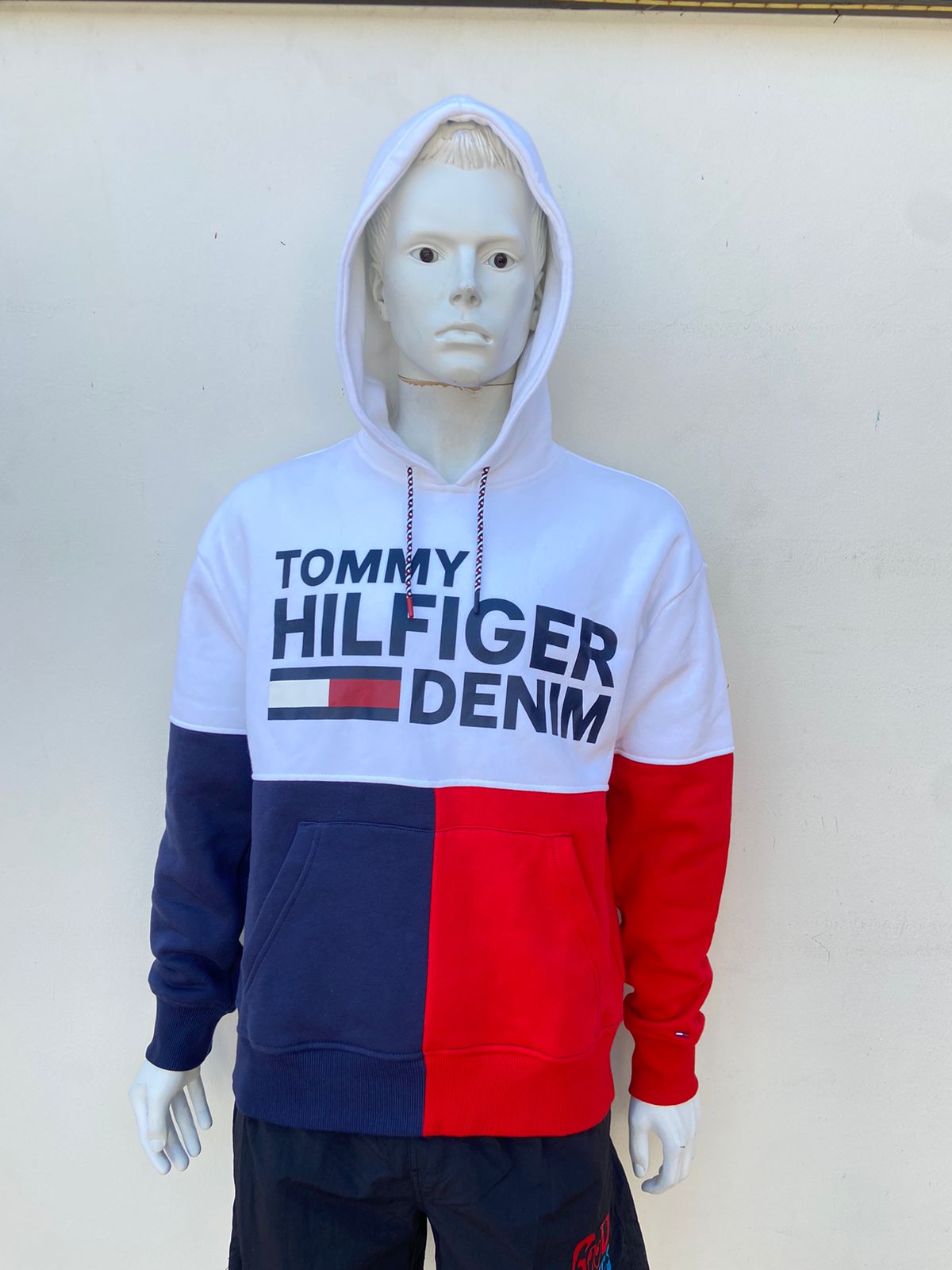 Abrigo Tommy Hilfiger original blanco con rojo y azul marino y letras TOMMY HILFIGER DENIM en frente, manga larga.