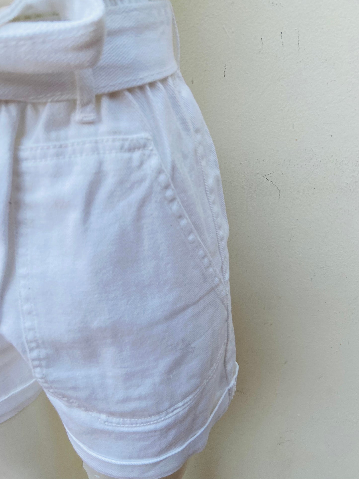 Short Fashion Nova original blanco mom con lazo ajustables y botones plateados