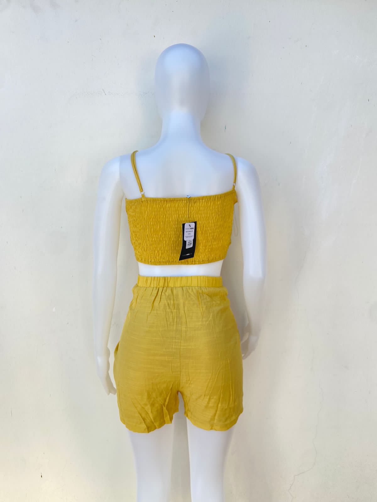 Conjunto Fashion Nova original, amarillo mostaza top y short con lazo ajustable. BRUNCH DATE