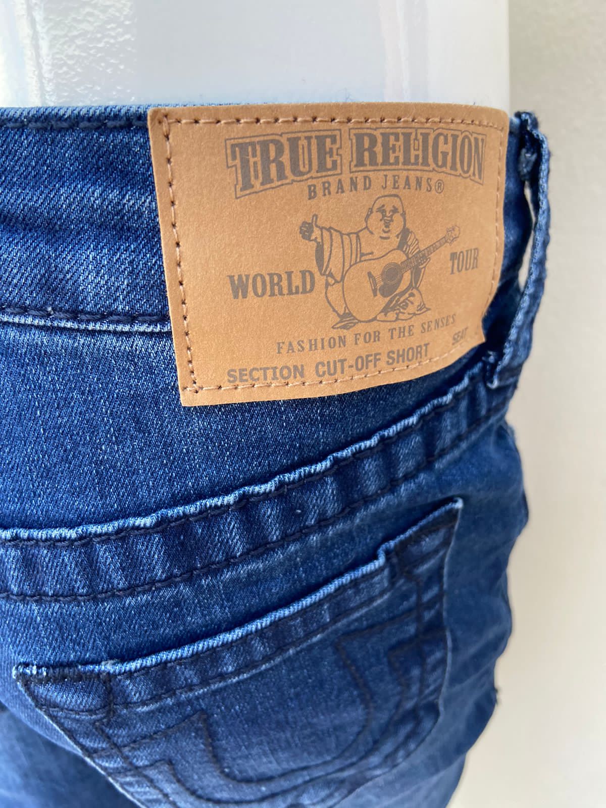 Bermuda jeans True Religion original azul marino un poco claro en la parte del frente y detrás sin ruedo liso
