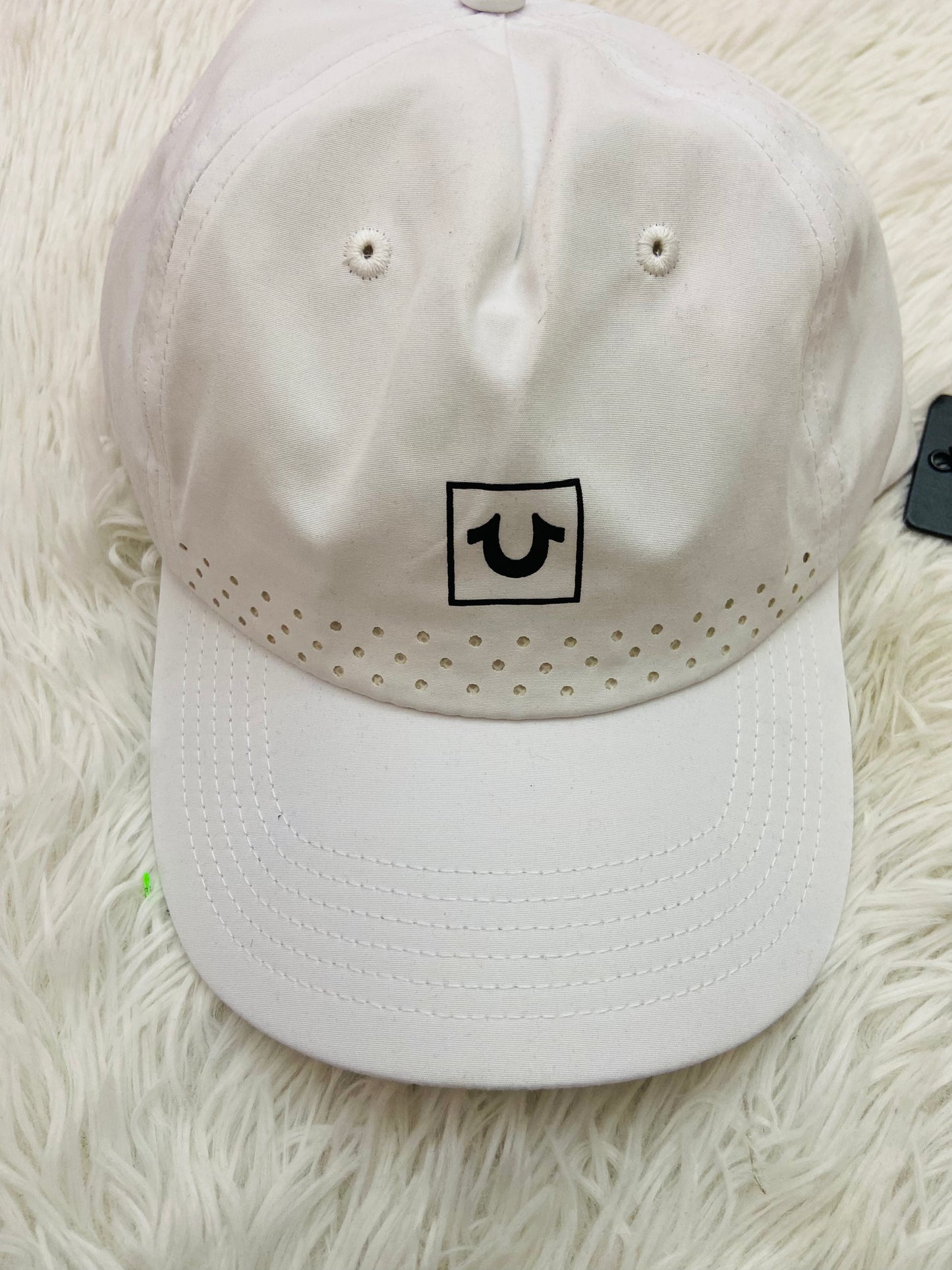 Gorra True Religion original blanca con logotipo de la marca en frente y puntos.