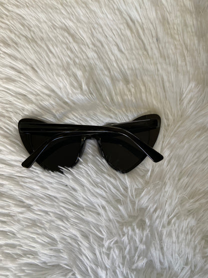 Lentes diseñados con protección UV 100-400 para proteger tu visión. Negros en forma de corazón