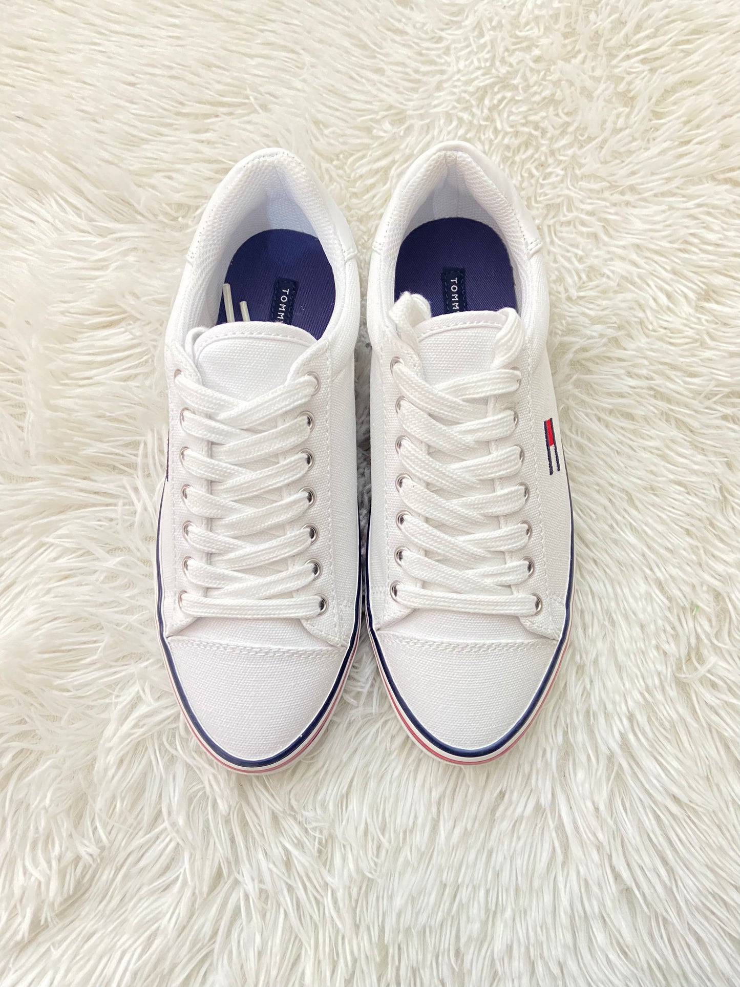 Tenis Tommy Hilfiger original en color blanco con rayas en color azul marino, blanco, rojo y pequeño logo tipo de la marca TOMMY HILFIGER en color azul marino,rojo,blanco