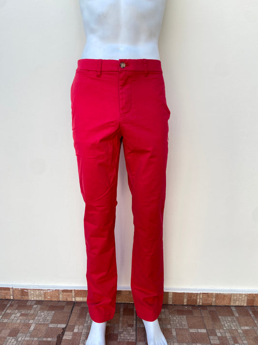 Pantalon Tommy Hilfiger original de color rojo con bolsillo a los lados y detrás pequeño logo TOMMY en la parte de atrás