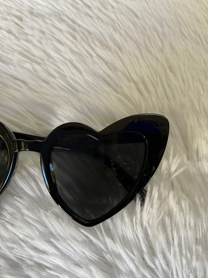 Lentes diseñados con protección UV 100-400 para proteger tu visión. Negros en forma de corazón