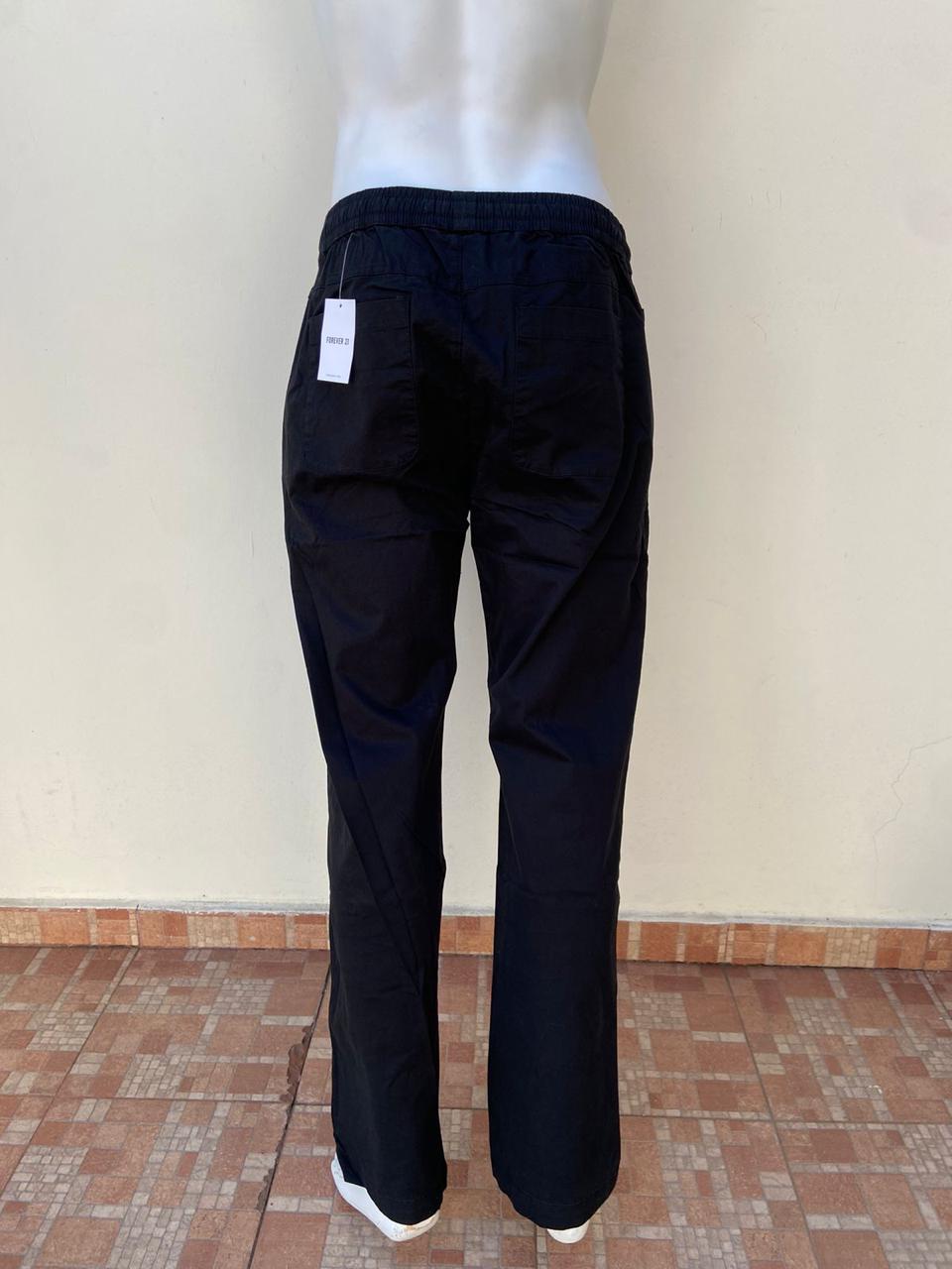 Pantalon Forever 21 original con lazo aguantable en color negro con bolsillo a los lados y detrás y bolsillo pequeño delante.