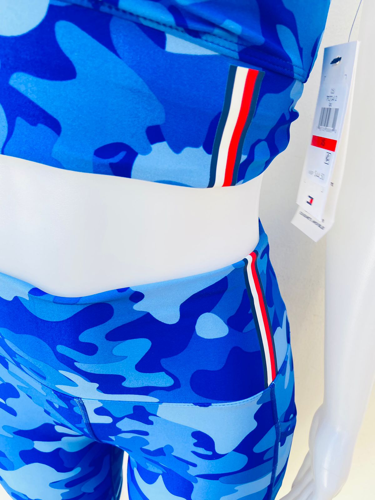 Conjunto Tommy Hilfiger original azul con estilo militar con raya roja blanca y azul marino a un lado en el top y legging pequeño bolsillo a los lados