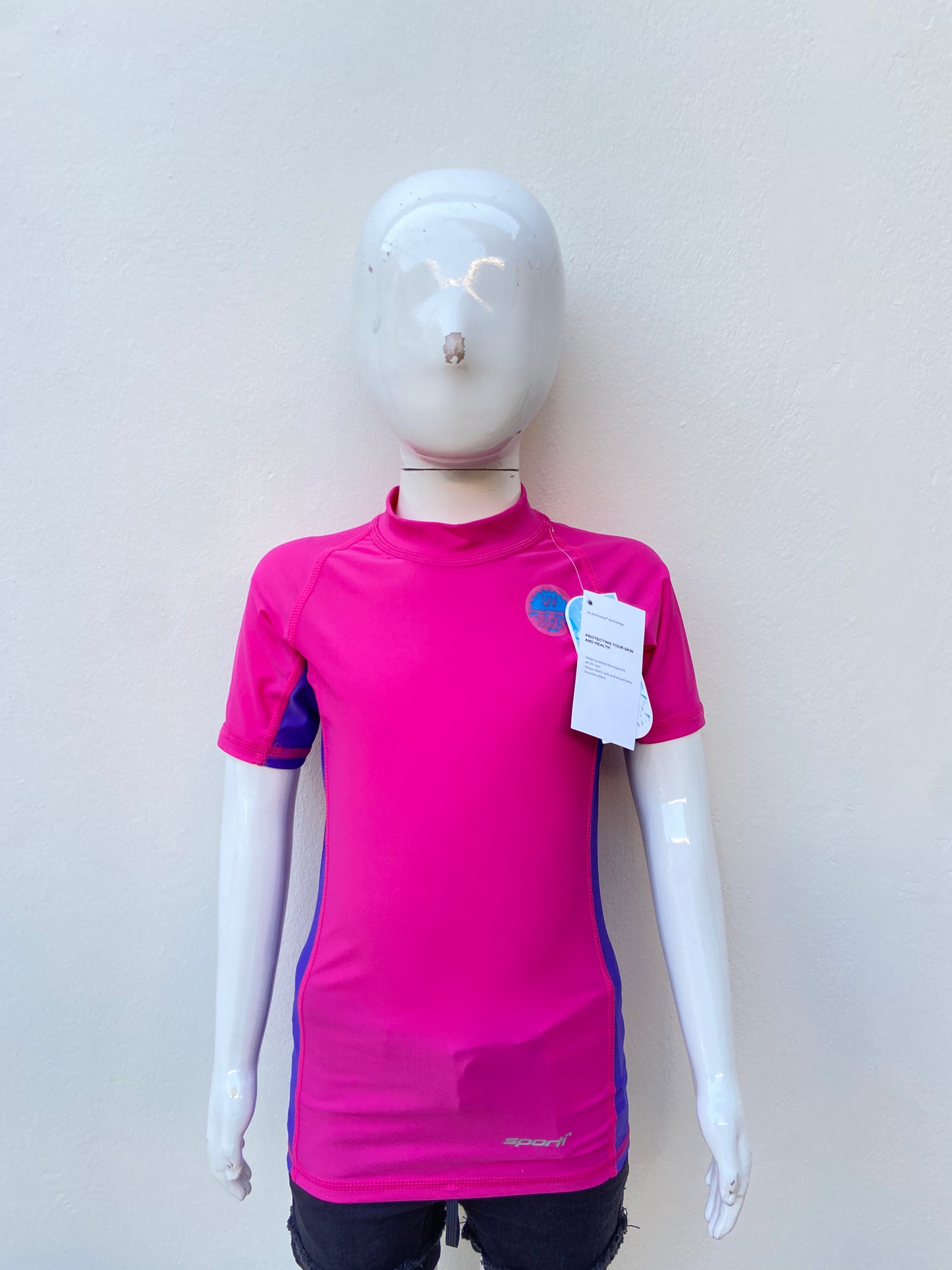 T-shirt de traje de baño Sporti original de color rosado con raya a los lados en color marado con protección UV 50+ diseño de letra SPORTI en la parte de abajo en color plateado