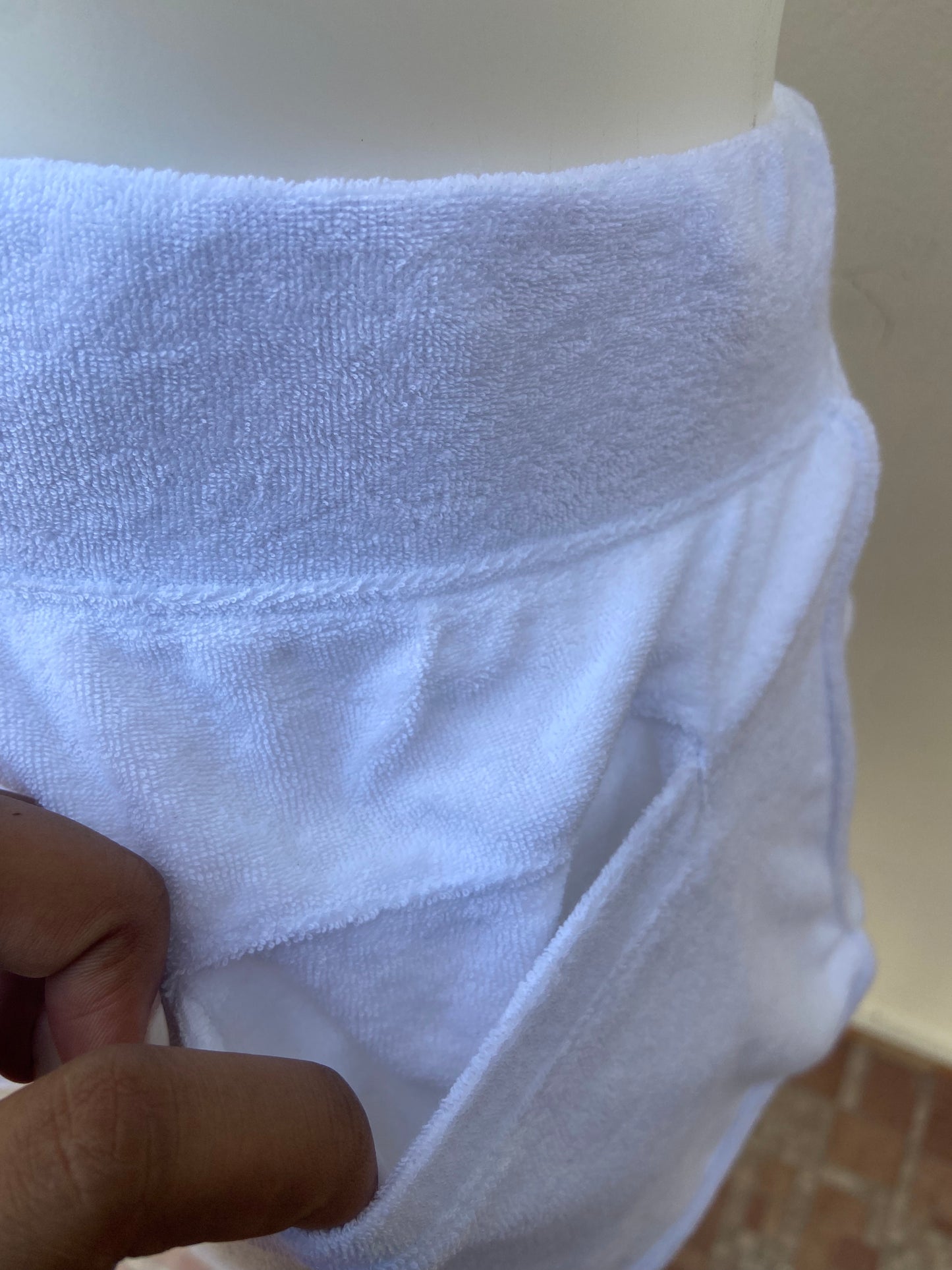 Short Fashion Nova original de color blanco liso con lazo ajustable un bolsillo en la parte de atrás en tela peluche