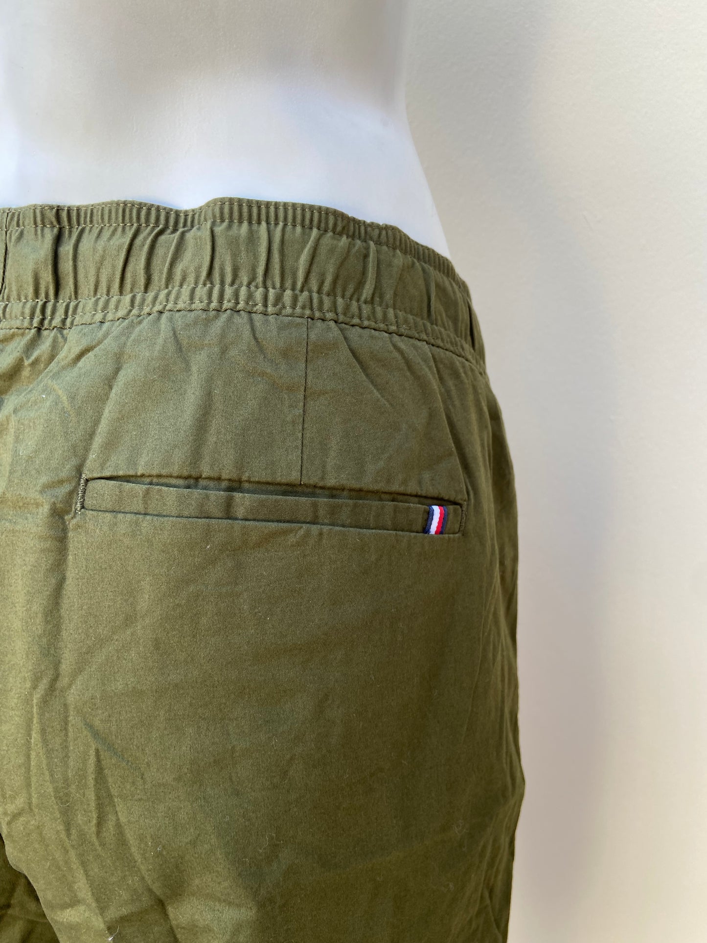 Pantalon Tommy Hilfiger original de color verde militar con lazo ajustable bolsillo a los lados y detrás pequeño logo TOMMY en el bolsillo de atrás