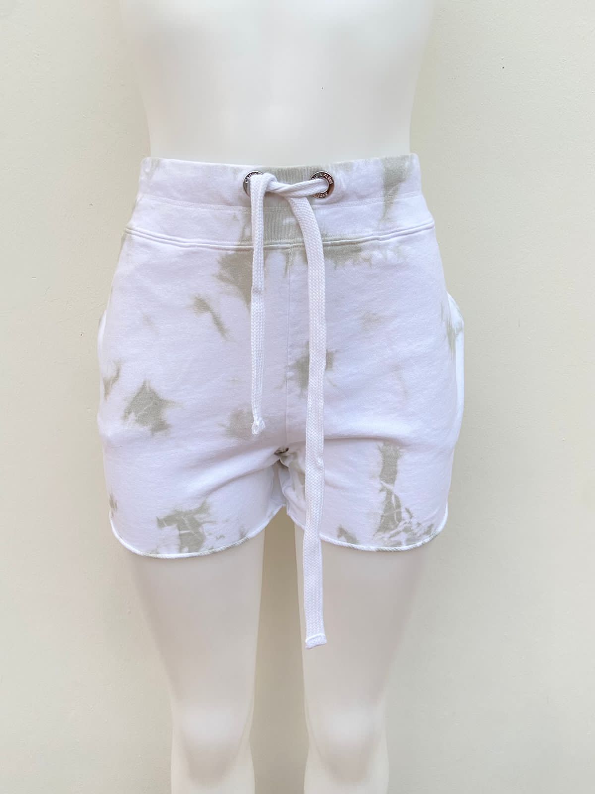 Short Calvin Klein Jeans original, blanco con degradado verde oliva, lazo ajustable en el centro blanco.