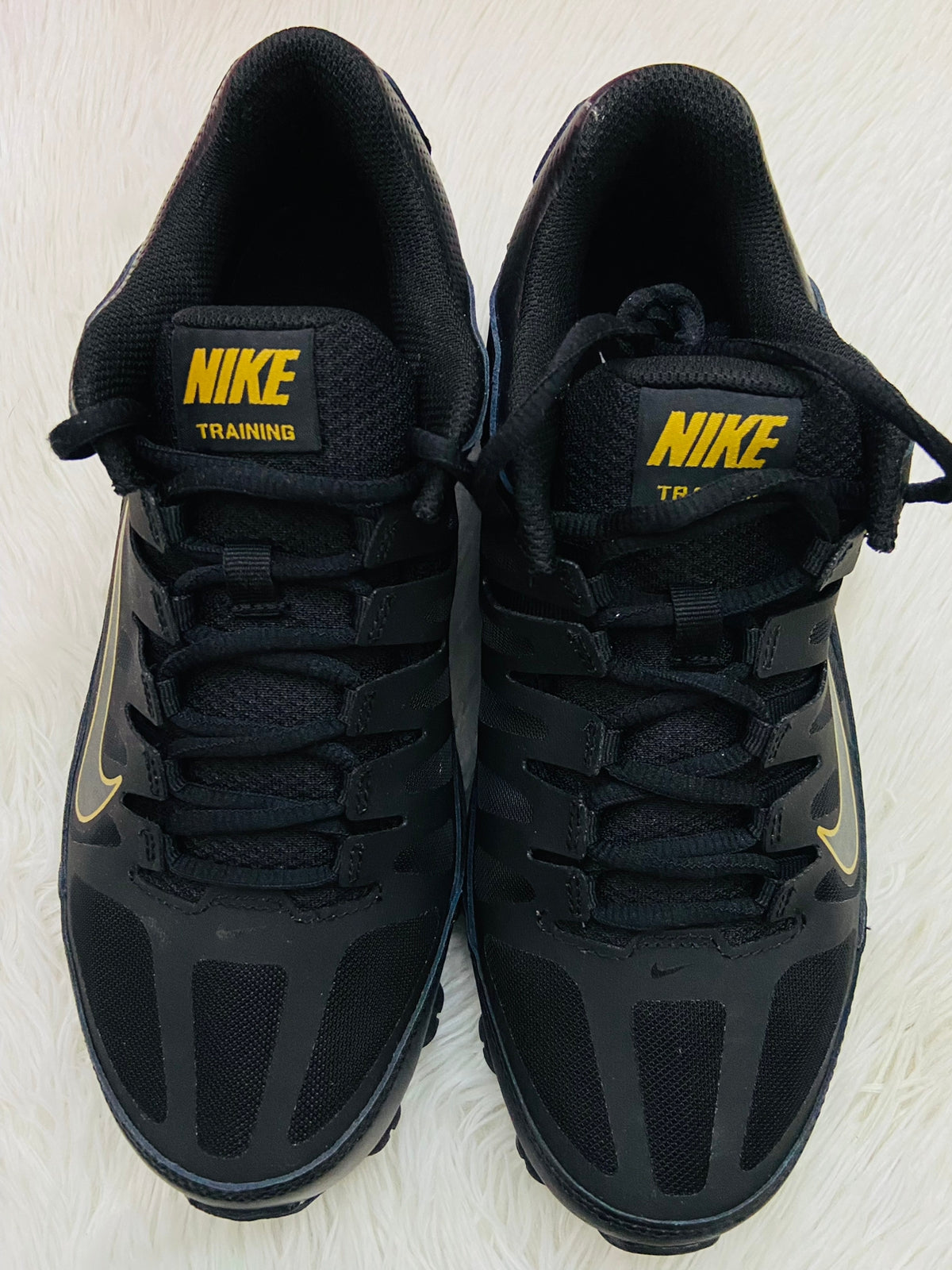 Tenis Nike original negro con letras y logo NIKE al frente y a los lados en color amarillo en la parte de abajo