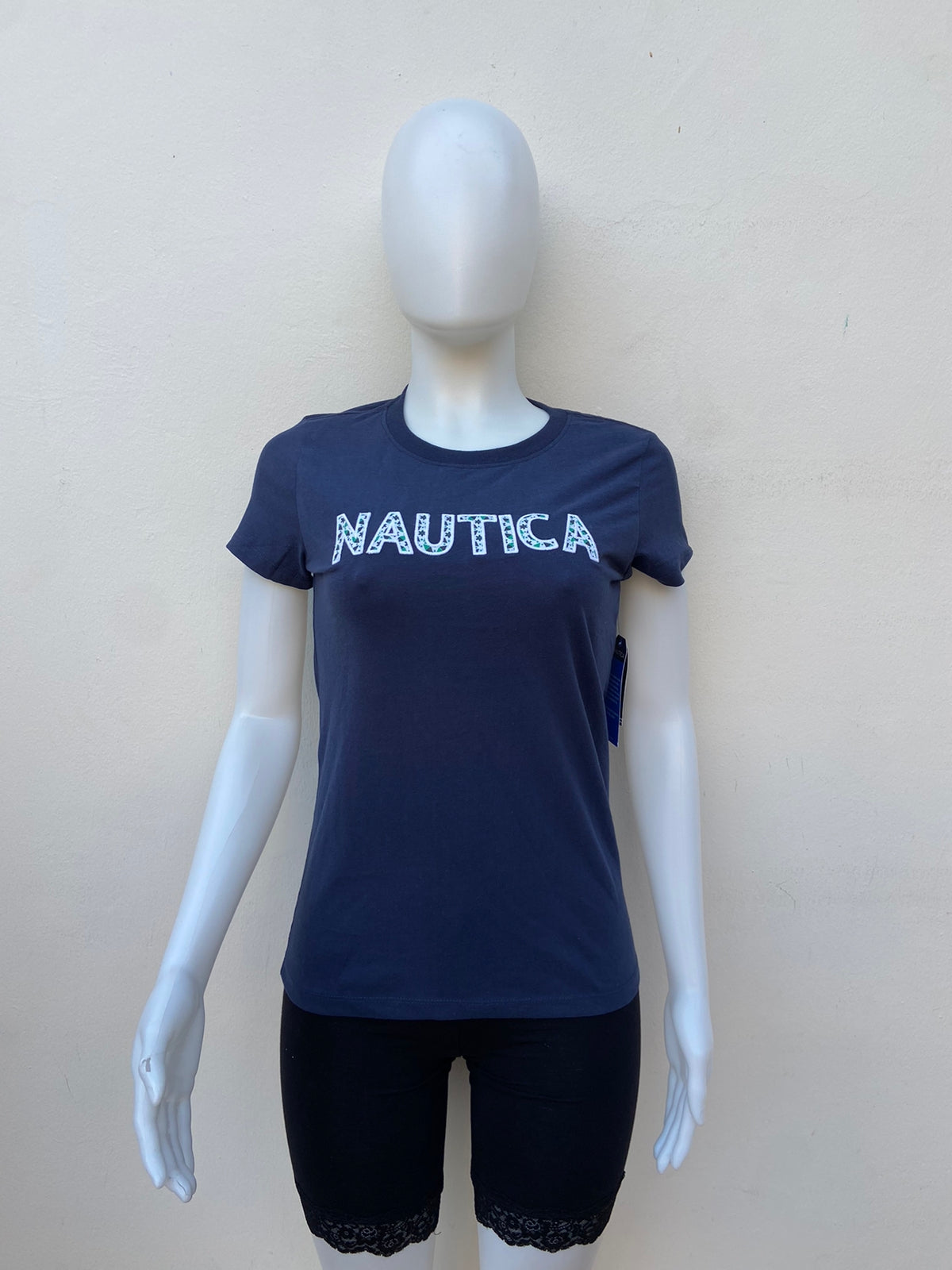 T-shirt NAUTICA original azul marino con letras NAUTICA con diseños de color verde dentro.
