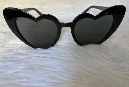Lentes diseñados con protección UV 100-400 para proteger tu visión. Negros en forma de corazón