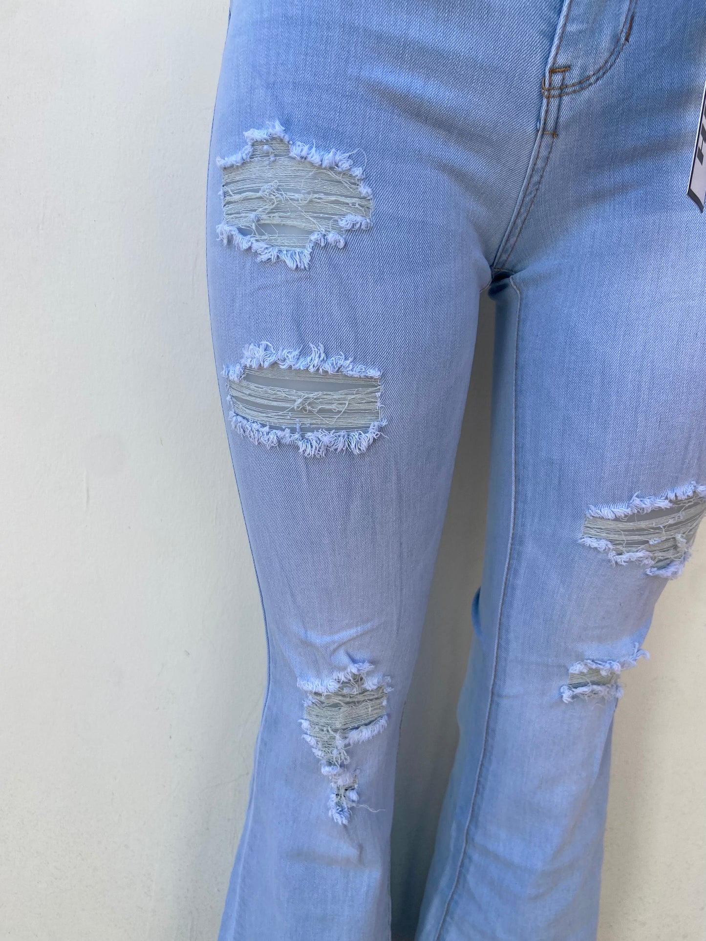Pantalon jeans Rue21 original de color azul claro con rasgados estilo campana HIGH RISE FLARE