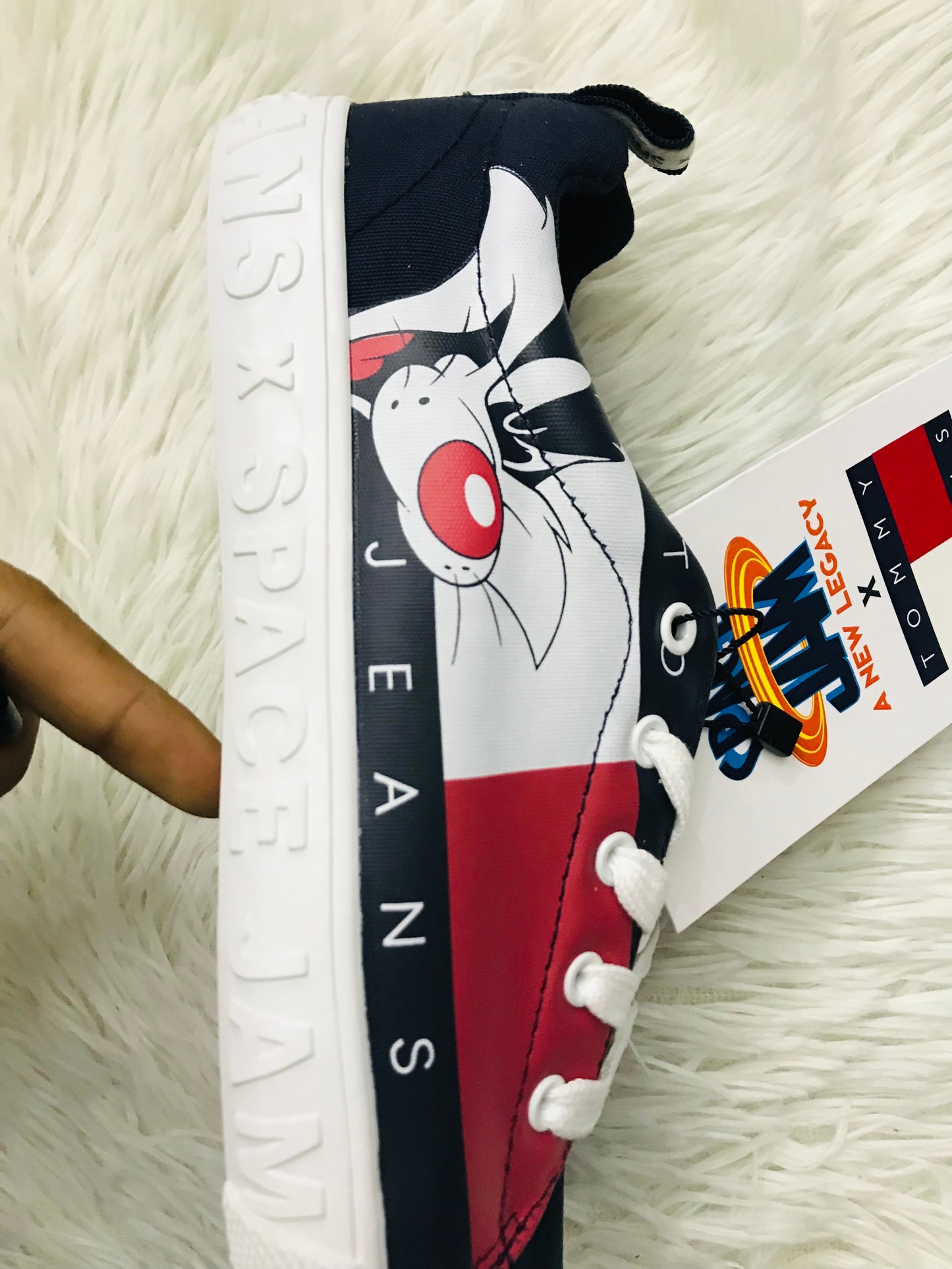 Tenis Tommy Hilfiger original, edición SPACE JAM A NEW LEGACY, azul marino con cordones blancos y caricatura de la película de Piolin, en color blanco, rojo y negro, letras TOMMY JEAN en color blanco en un lado.