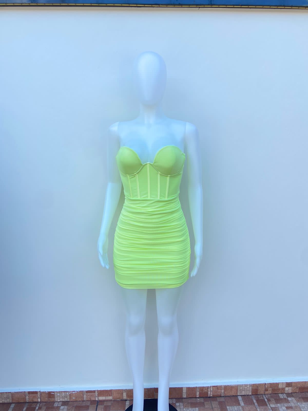 Vestido Fashion Nova organizar de color verde lima ( neón ) estilo corset