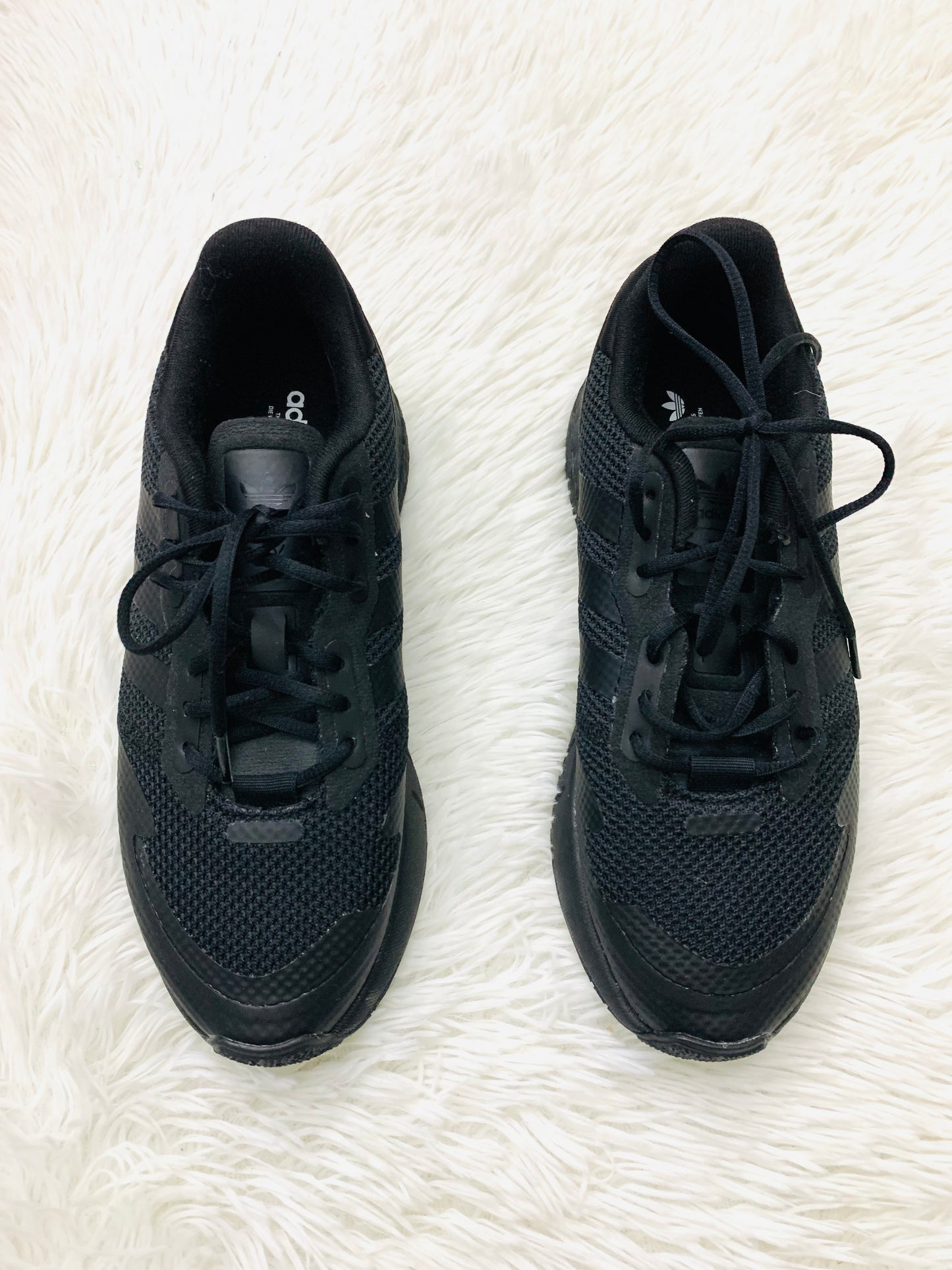 Tenis Adidas original en color negro con dópelos de a rayas negros y pequeño logo tipo de la marca ADIDAS