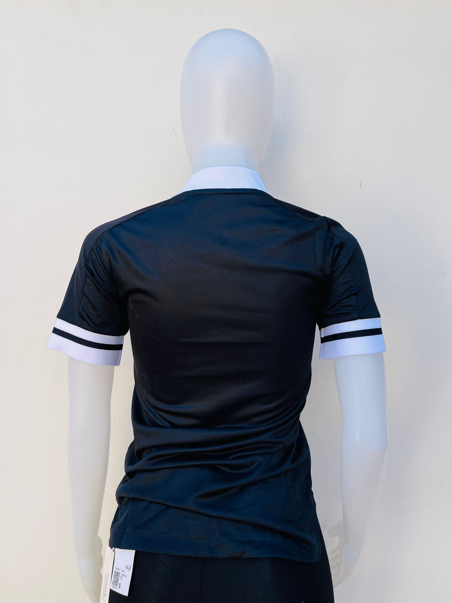 T-shirt Adidas original de color negro con raya blancas de n las mangas cuello de color blanco diseño de logo y letra ADIDAS en color blanco al frente en tela deportiva