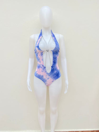 Biquini, de una pieza  azul con rosado entero, escote en el centro en color plata con cadena con mariposa