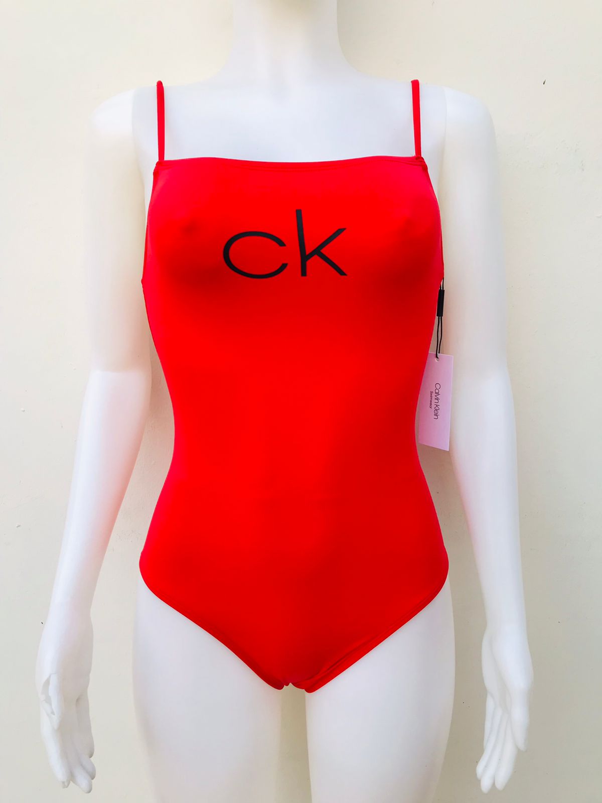 Biquini Calvin Klein original de color rojo con diseño de letra CK en negro al frente