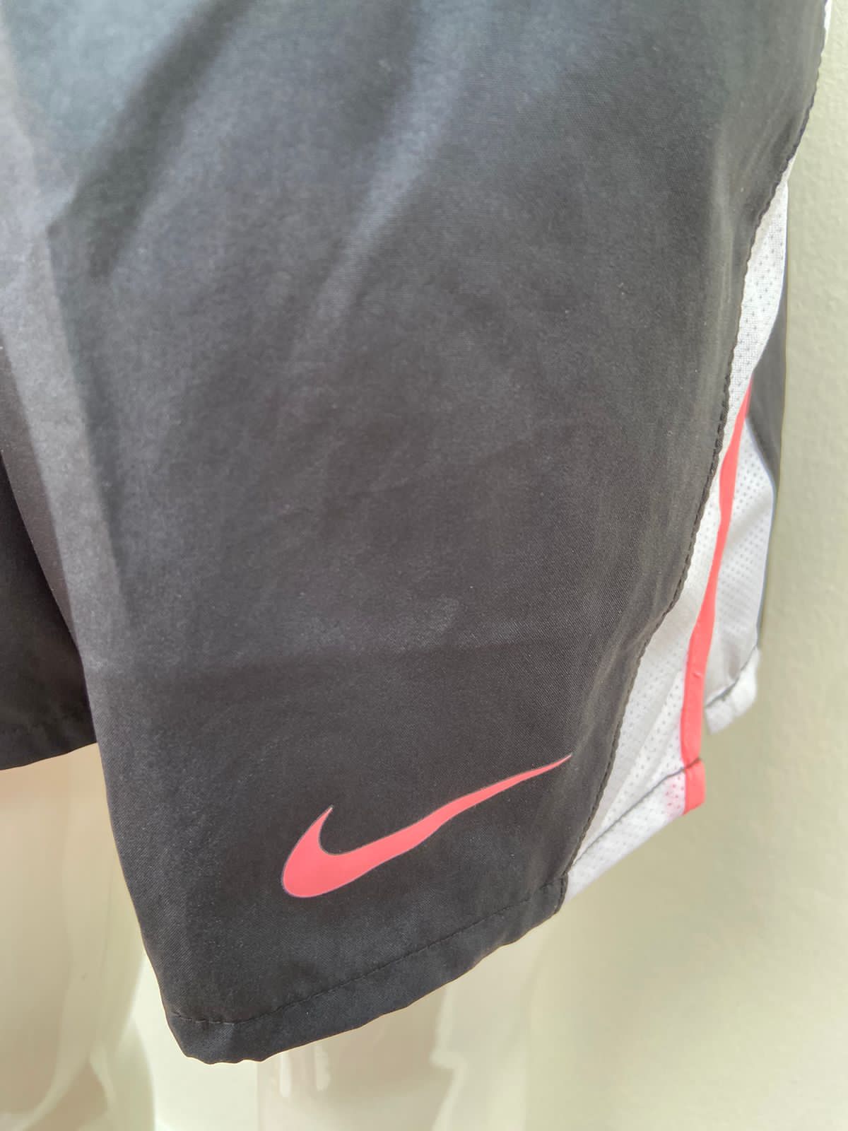 Short deportivo Nike Standard Fit original negro  con raya blanca y rosado  lados  lazo ajustable