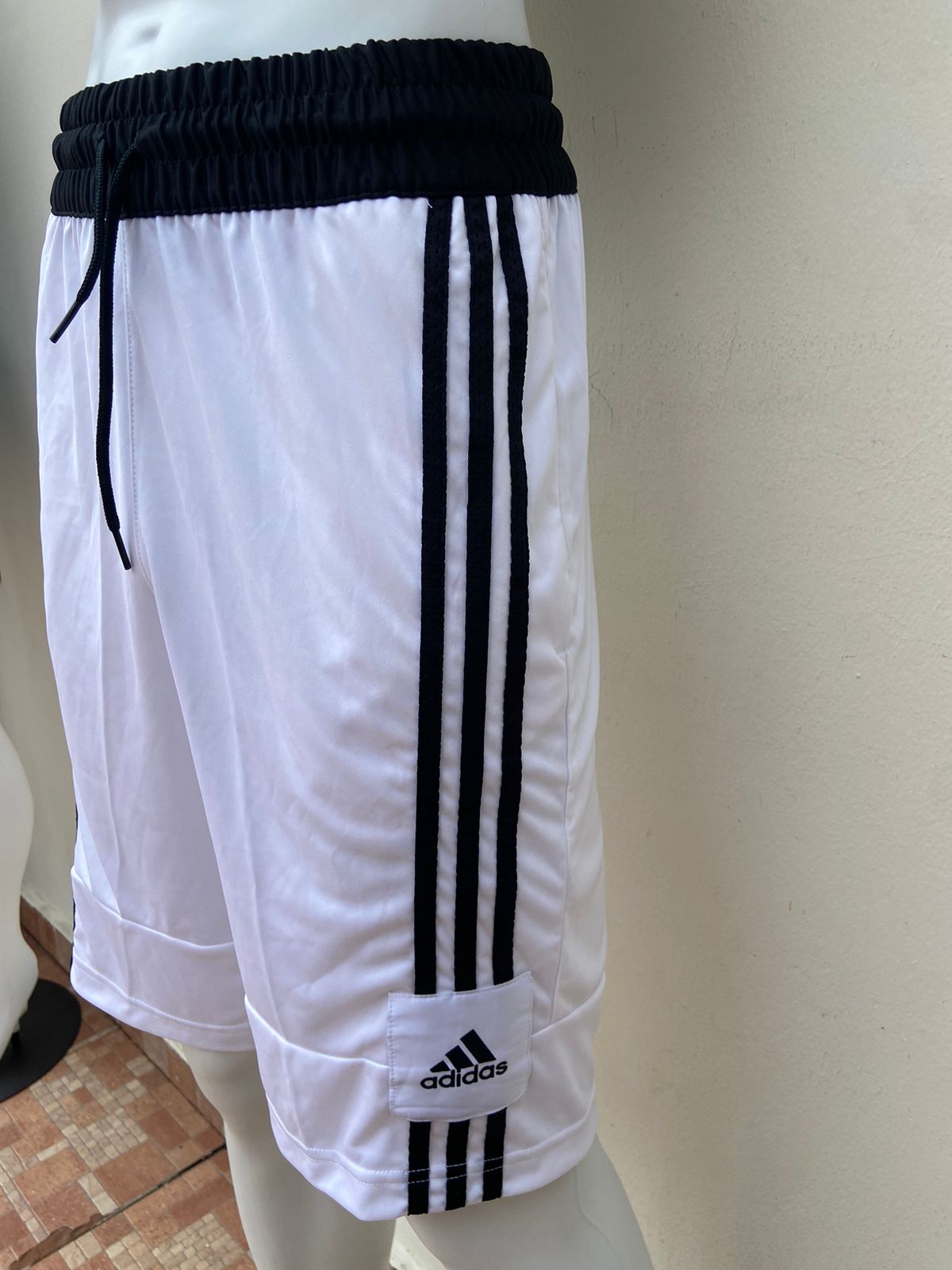 Bermuda Adidas original Blanca con rayas en color negro en los lados y letras de la marca en lado