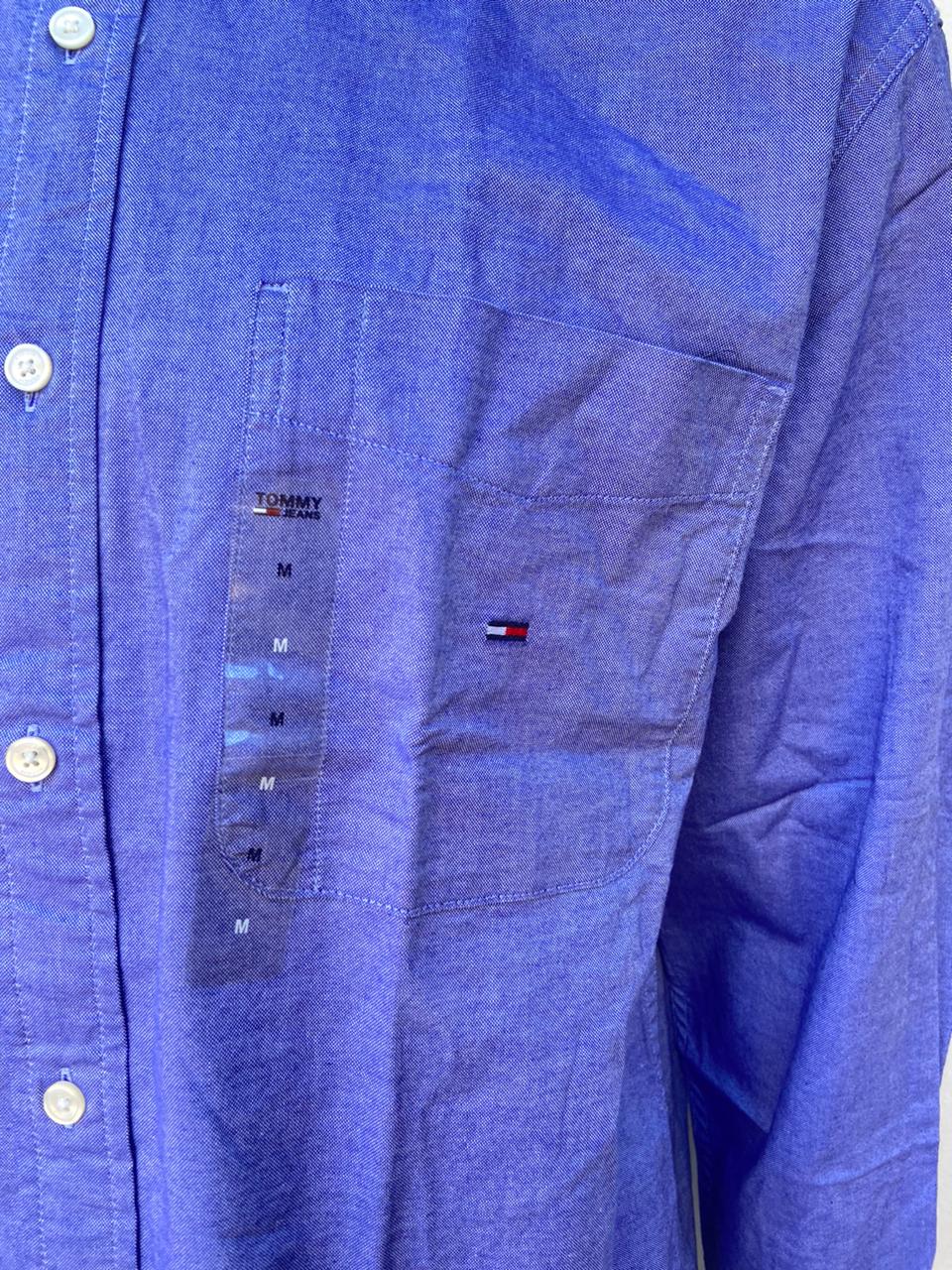Camisa Tommy Hilfiger Jeans original, morado oscuro con aspecto degradado, mangas largas con pequeño logotipo de la marca en un lado.