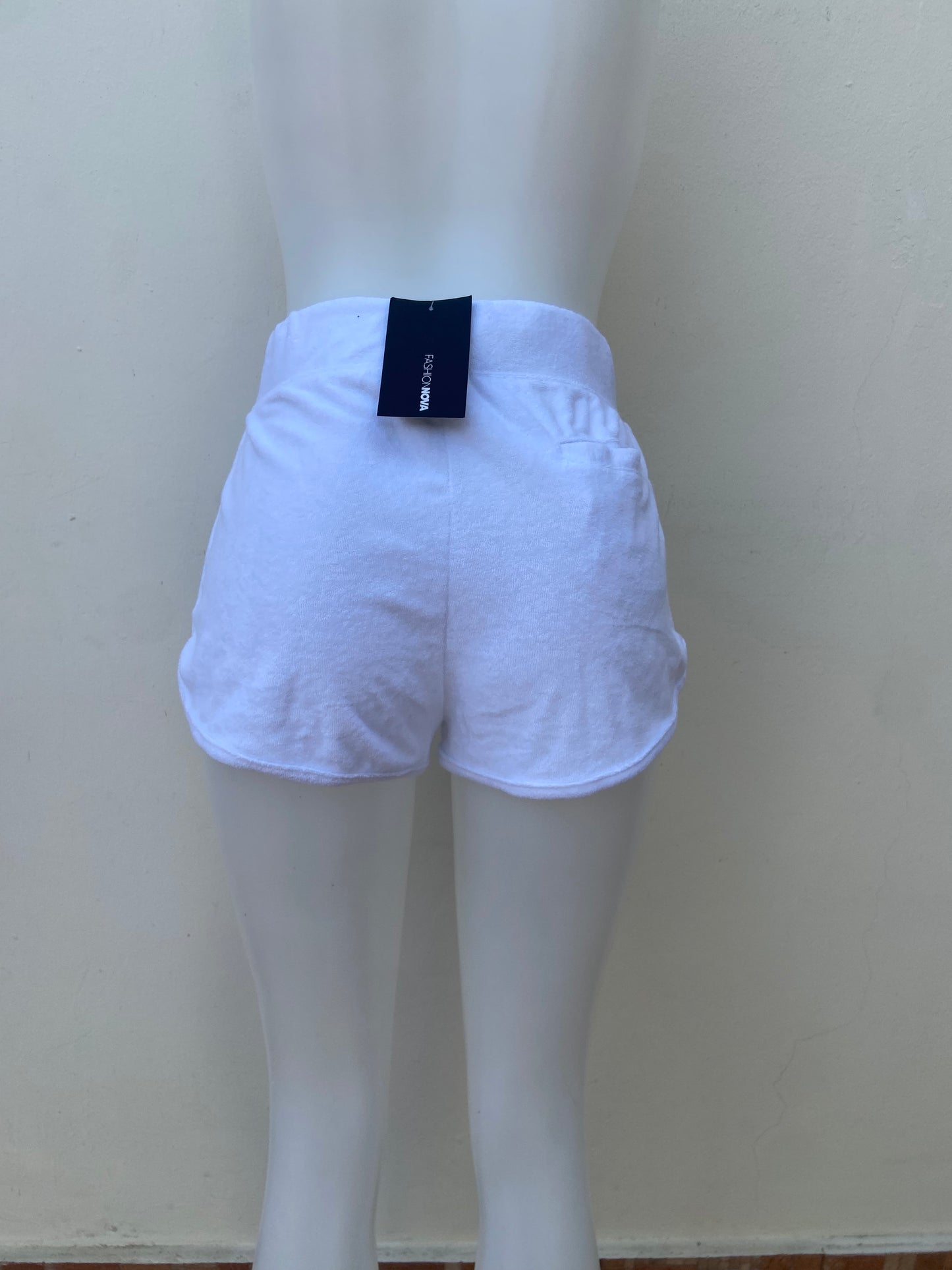 Short Fashion Nova original de color blanco liso con lazo ajustable un bolsillo en la parte de atrás en tela peluche