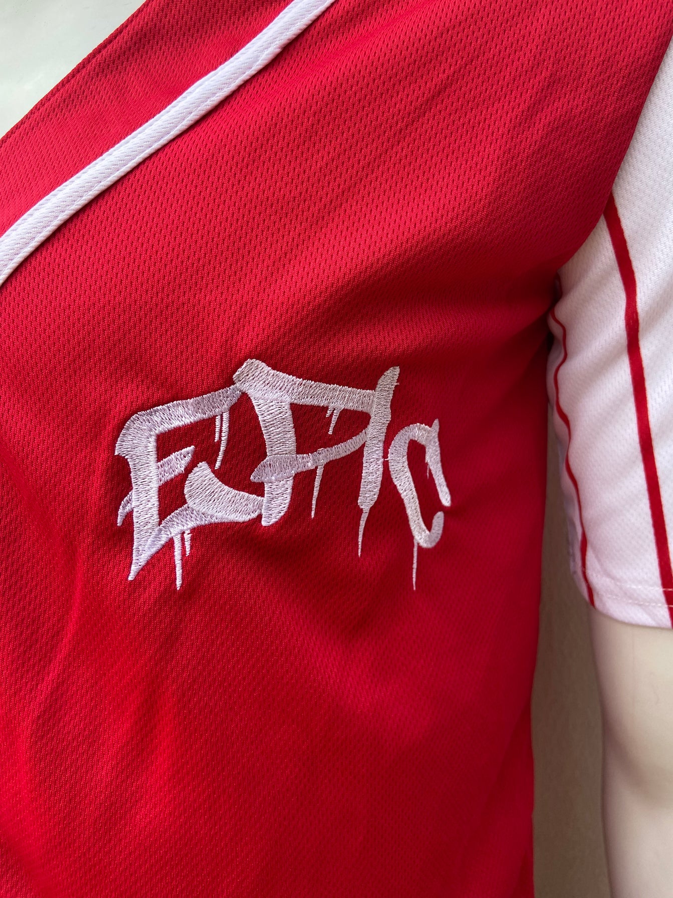T-shirt/chaqueta Rue21 original de color rojo cuello V con mangas blancas y rayas rojas botonea al frente diseño de letra EPIC en color blanco al frente y EPIC SINCE FOREVER 1991 en la parte de atras