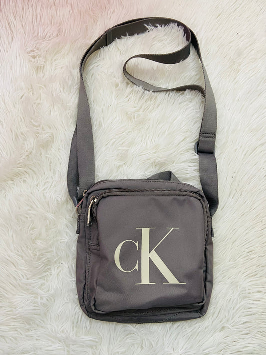 Bulto/ cartera Calvin Klein Original gris con logotipo de la marca en crema CK.