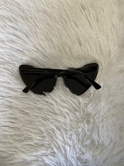 Lentes diseñados con protección UV 100-400 para proteger tu visión. Negros en forma de corazón