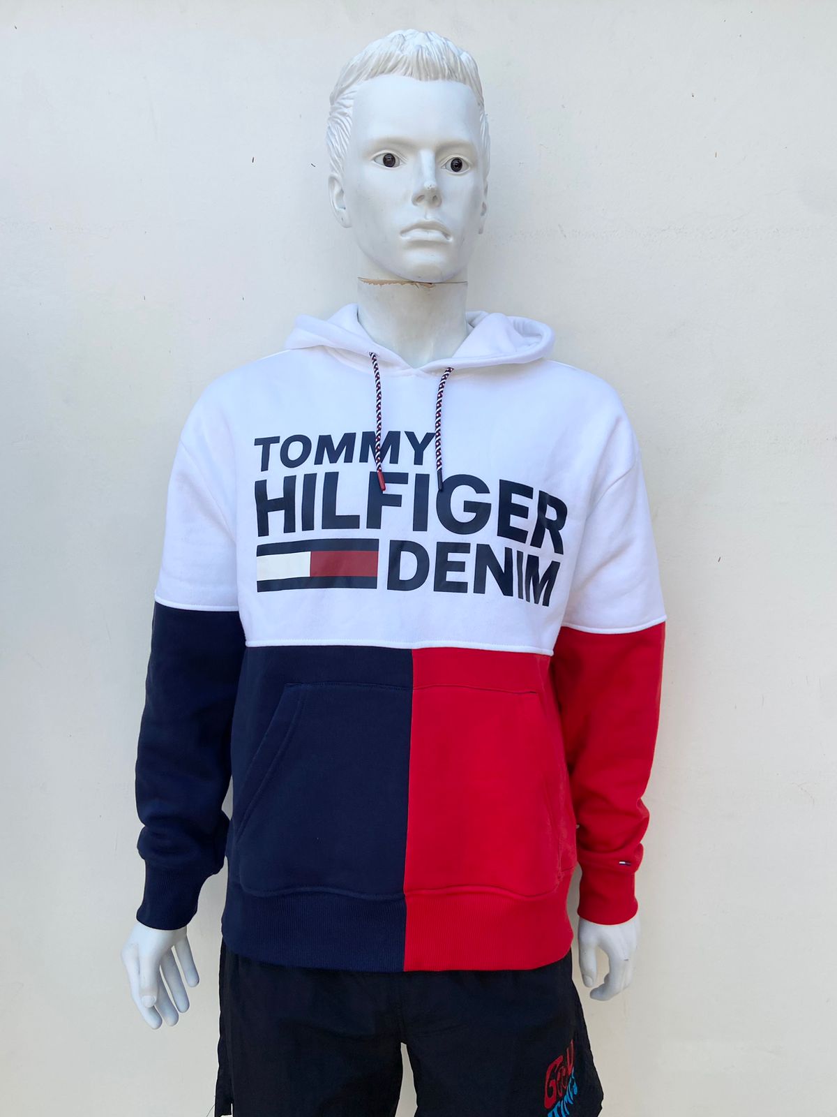 Abrigo Tommy Hilfiger original blanco con rojo y azul marino y letras TOMMY HILFIGER DENIM en frente, manga larga.