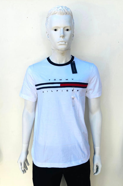 T-shirt Tommy Hilfiger original blanco con bandera logotipo de la marca pequeña en frente y cuello en color azul marino.