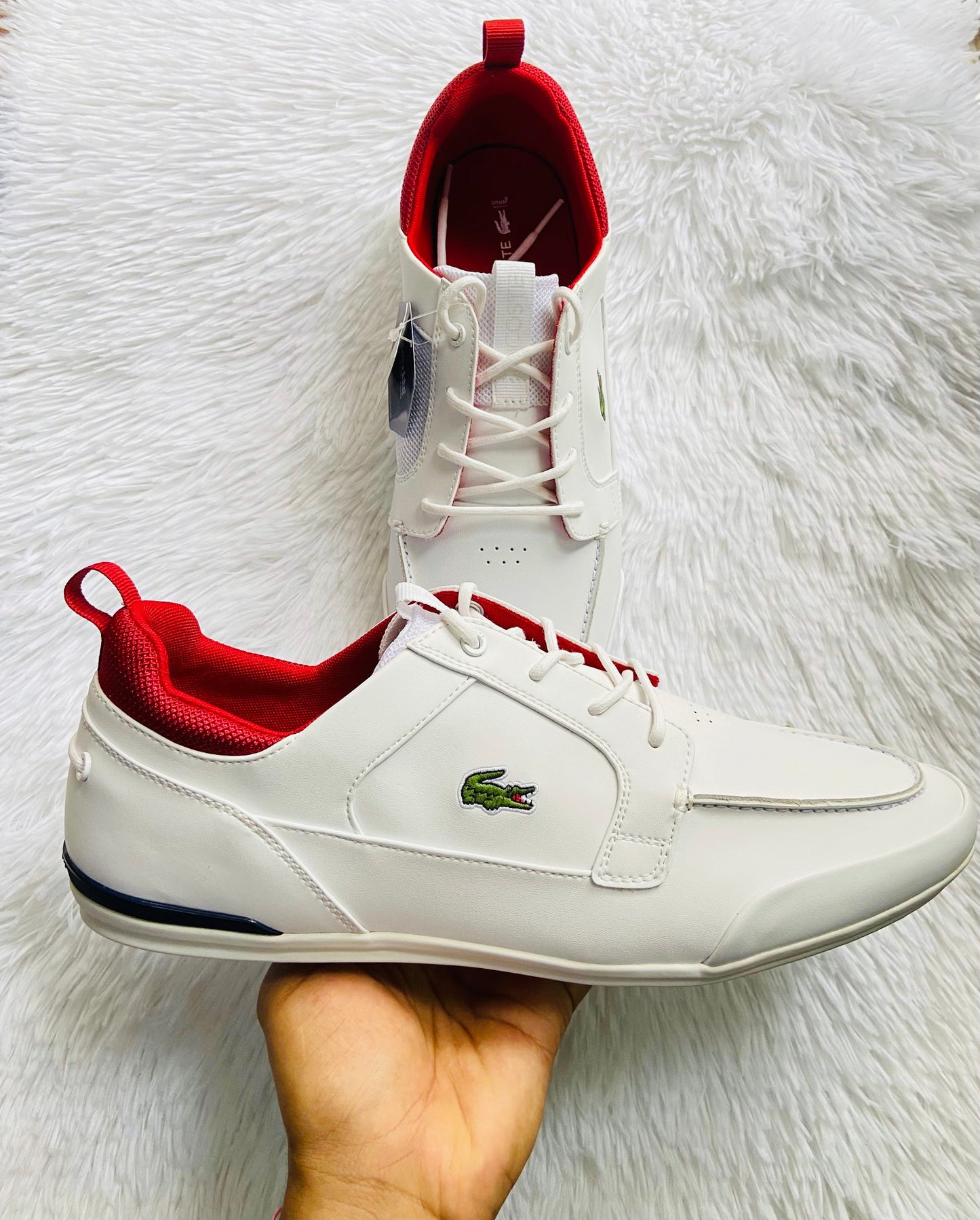 Zapatos Lacoste original blanco con diseño de logo a los lados y raya roja