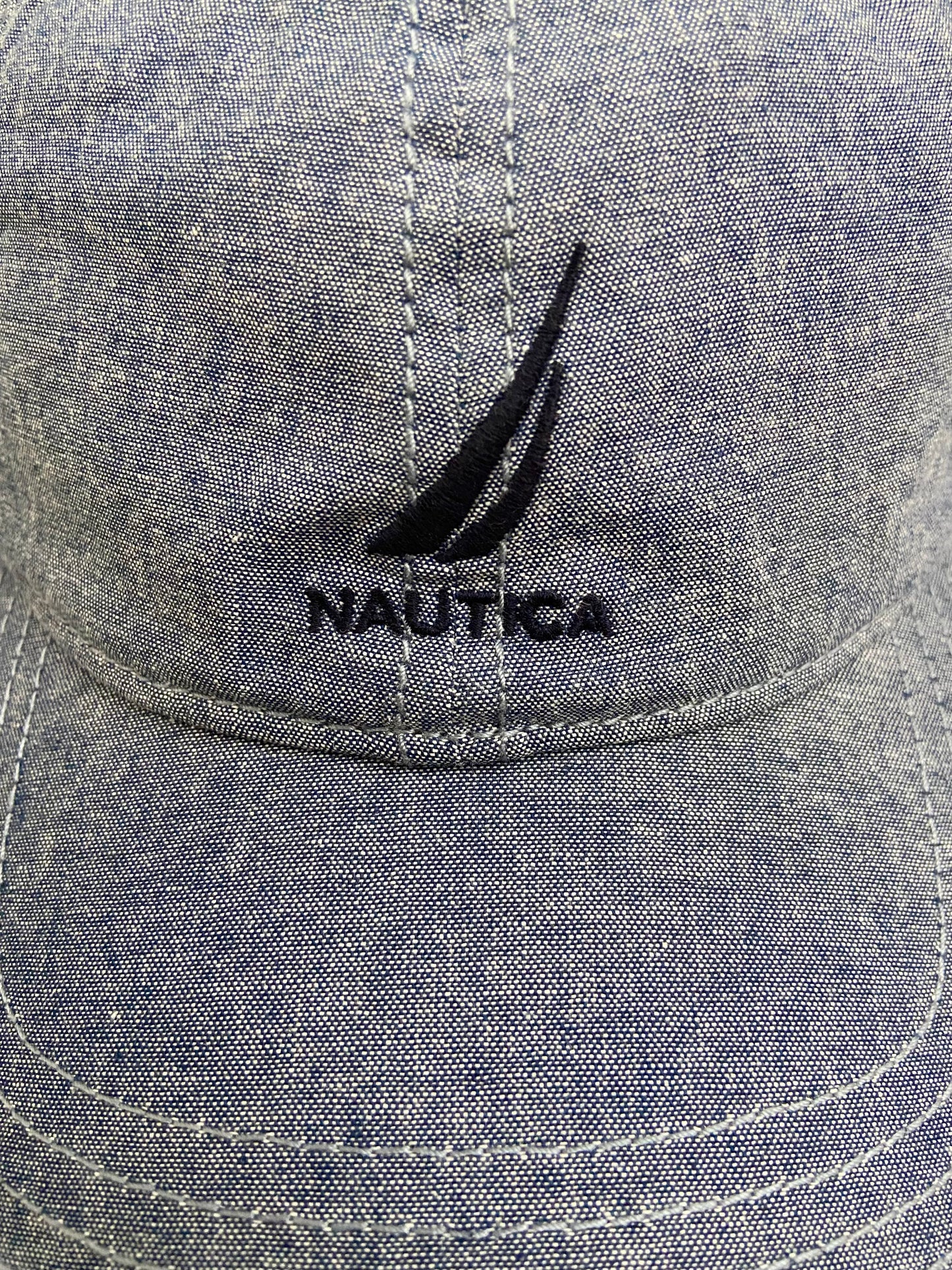 Gorra Nautica original en color azul jeans claro con diseño de logo y letra NAUTCA en color azul marino al frente y cuadro azul marino en la parte de e atrás con letras NS 83 en azul