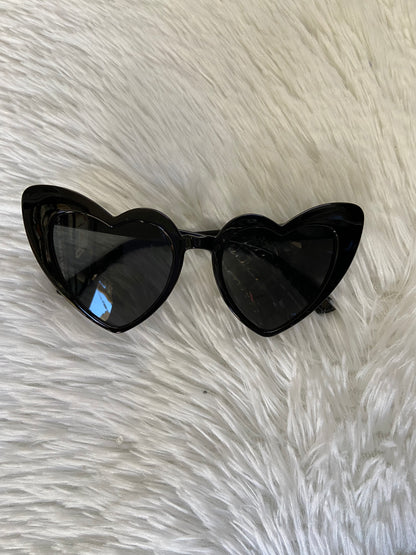 Lentes diseñados con protección UV 100-400 para proteger tu visión. Negros en forma de corazón