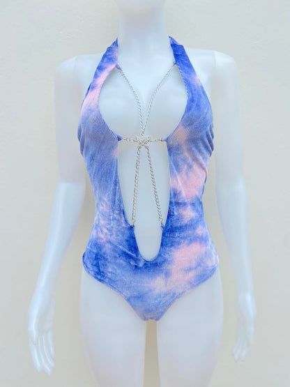 Biquini, de una pieza  azul con rosado entero, escote en el centro en color plata con cadena con mariposa