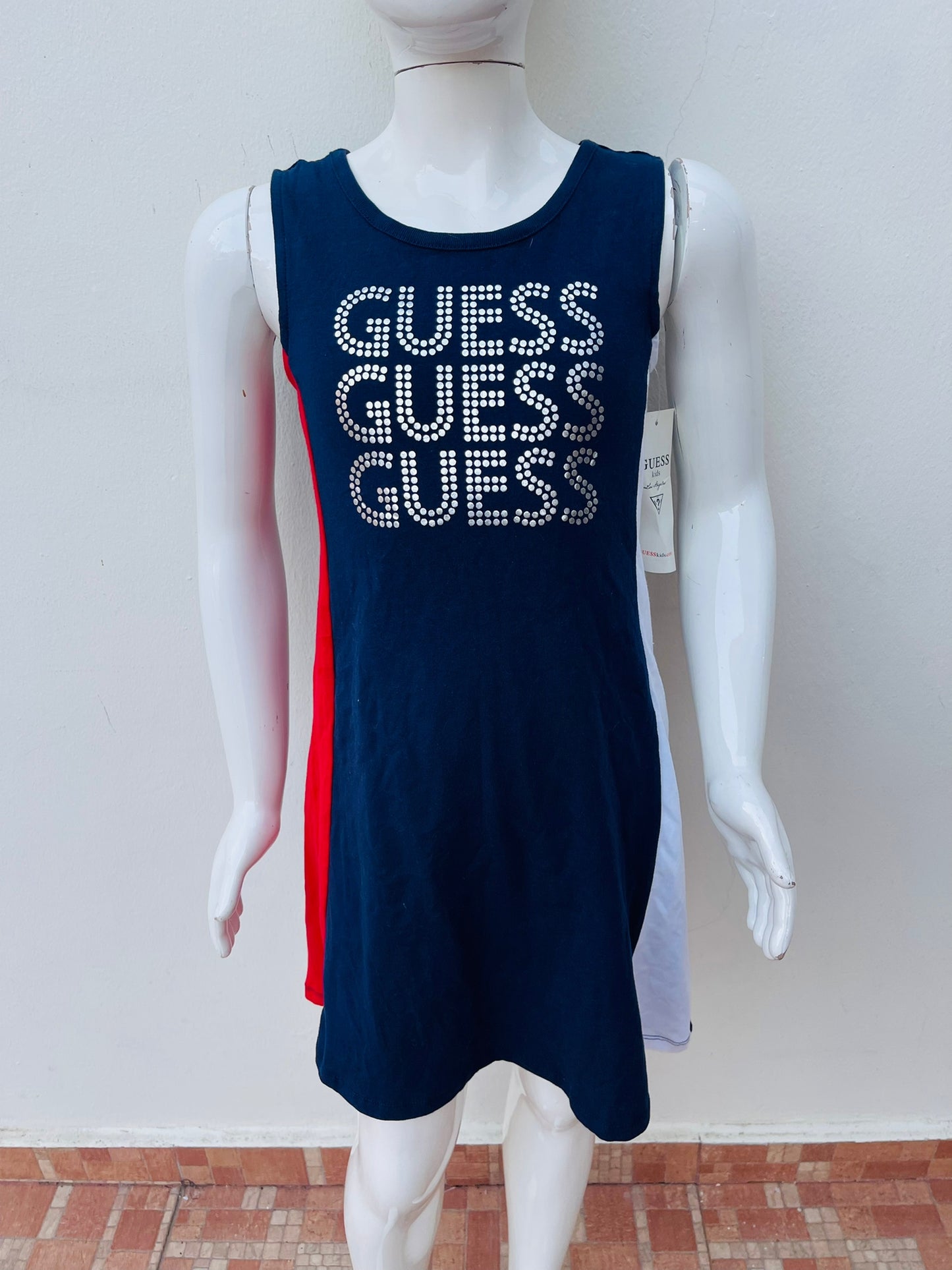 Vestido Guess original de niña de color azul marino con raya blanca y roja a los lados letra GUESS al frente en color plateado