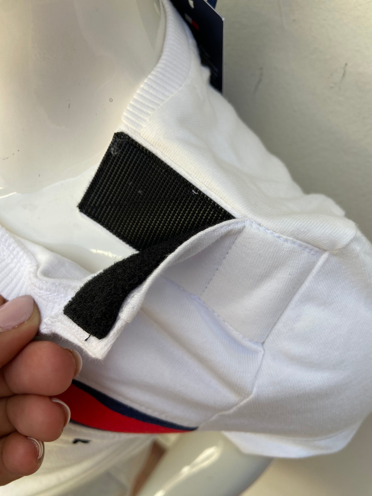 Vestido Tommy Hilfiger original de color blanco con diseño de logo y letra TOMMY HILFIGER al frente ajustable en los hombros