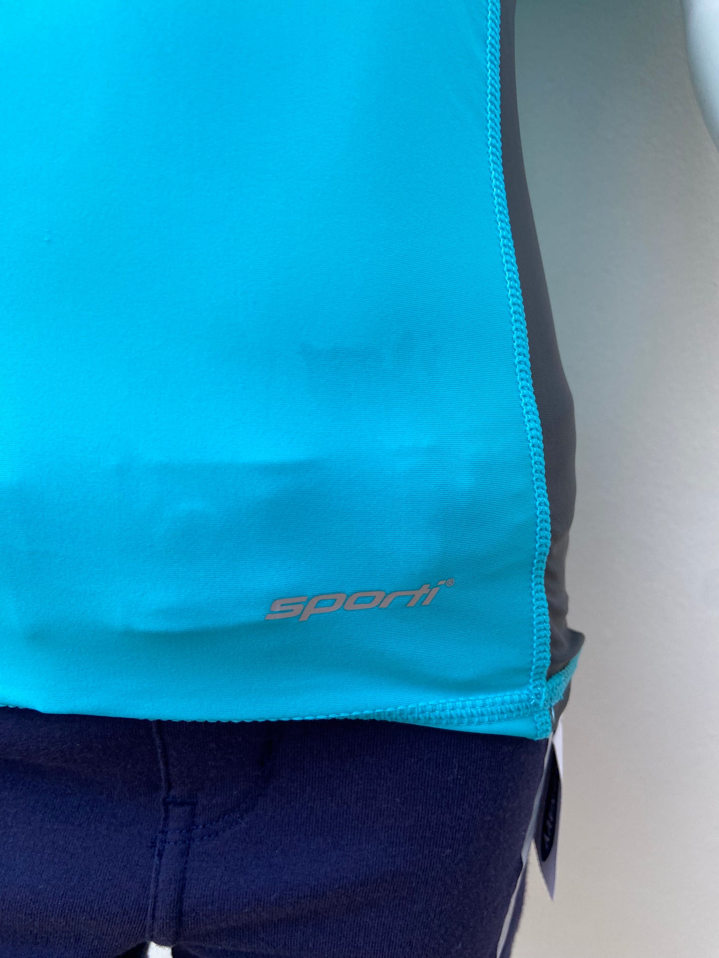 T-shirt de traje de baño Sporti original de color azul con raya a los lados en color gris oscuro con protección UV 50+ diseño de letra SPORTI en la parte de abajo en color plateado
