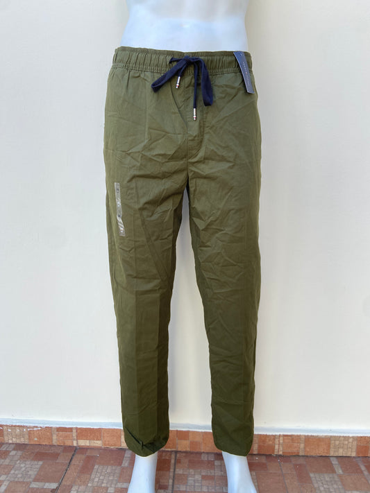 Pantalon Tommy Hilfiger original de color verde militar con lazo ajustable bolsillo a los lados y detrás pequeño logo TOMMY en el bolsillo de atrás