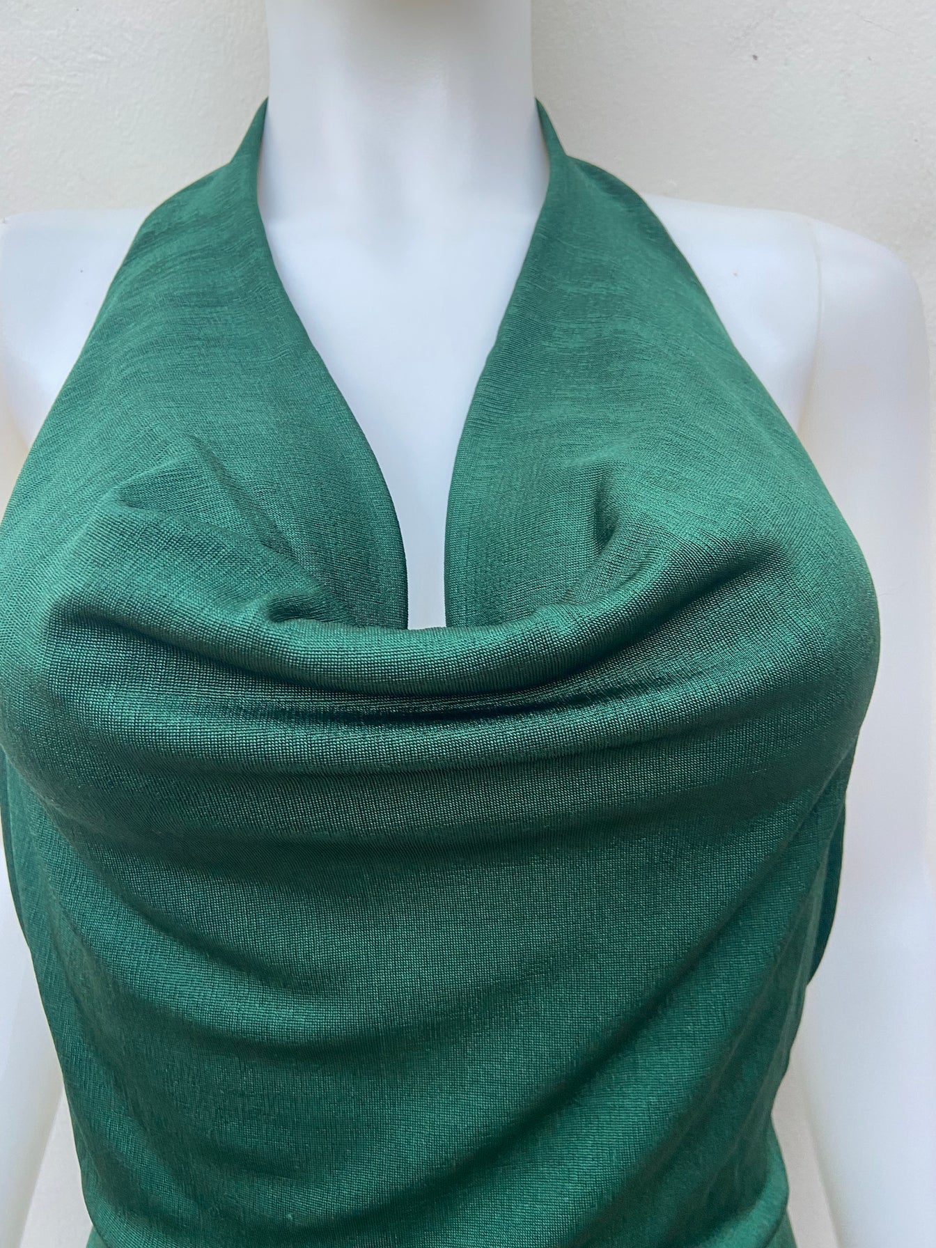 Vestido Fashion Nova original de color hunter ( verde ) de tela brillante espalda descubierta