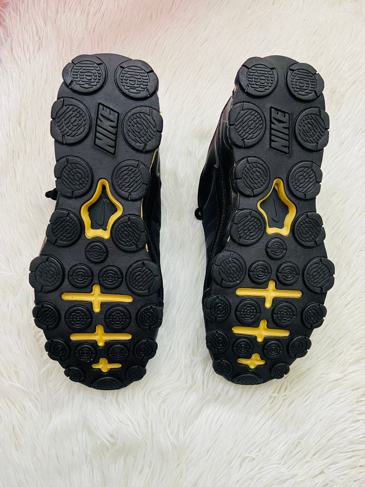 Tenis Nike original negro con letras y logo NIKE al frente y a los lados en color amarillo en la parte de abajo
