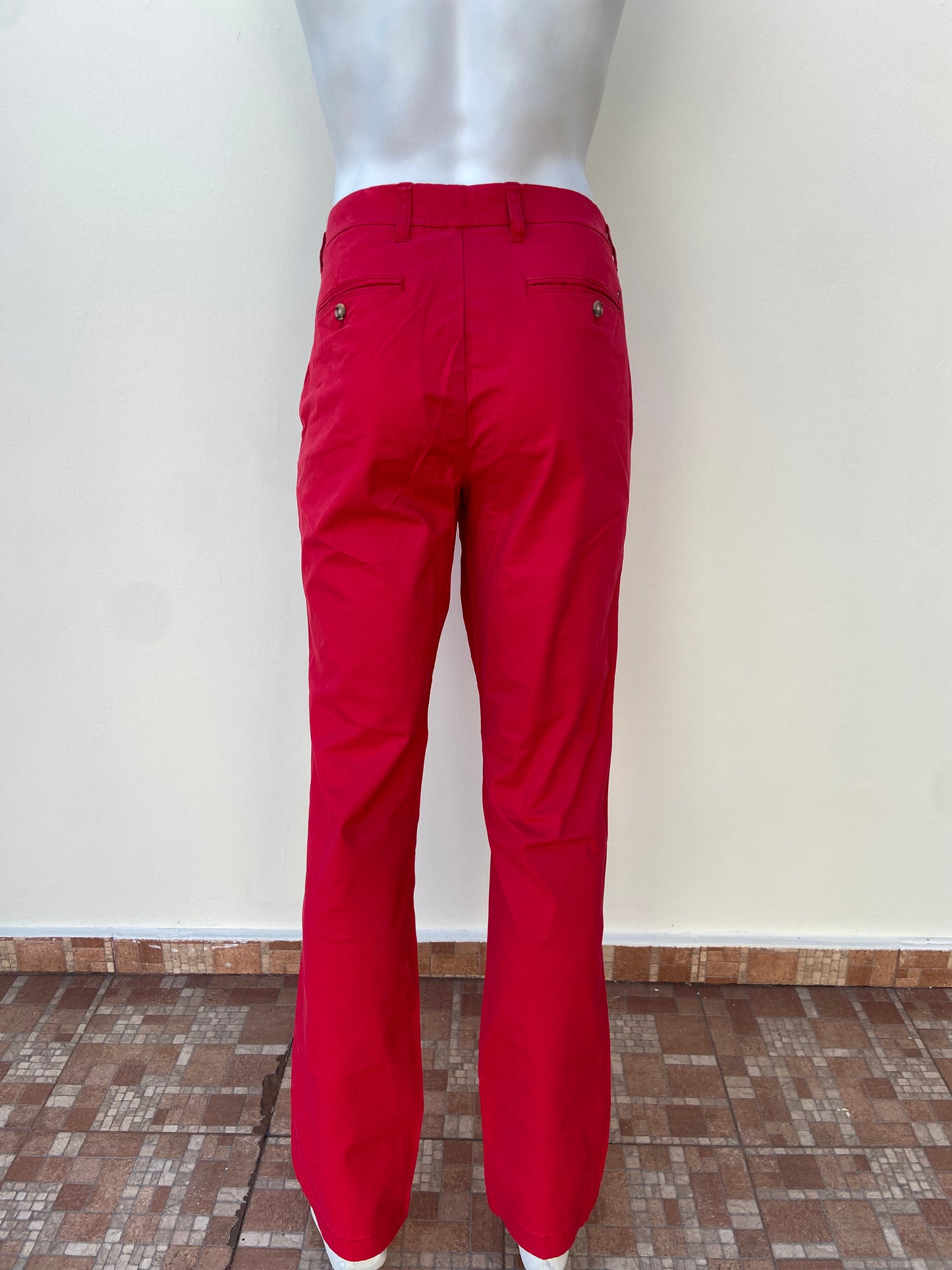Pantalon Tommy Hilfiger original de color rojo con bolsillo a los lados y detrás pequeño logo TOMMY en la parte de atrás